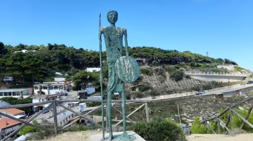 Statua guardiano di bronzo, San Domino