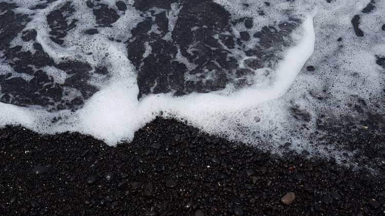 Ustica spiaggia di ciottoli neri